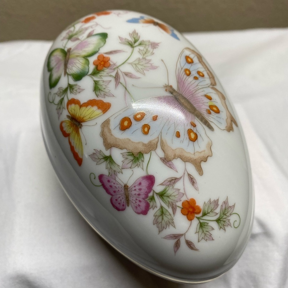 *2A Avon Porcelain Egg with Gold Trim butterfly & floral vintage 1970’s